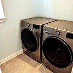 Walkable Elmwood Cottage, No Chores 2Bath 2Br 2Car