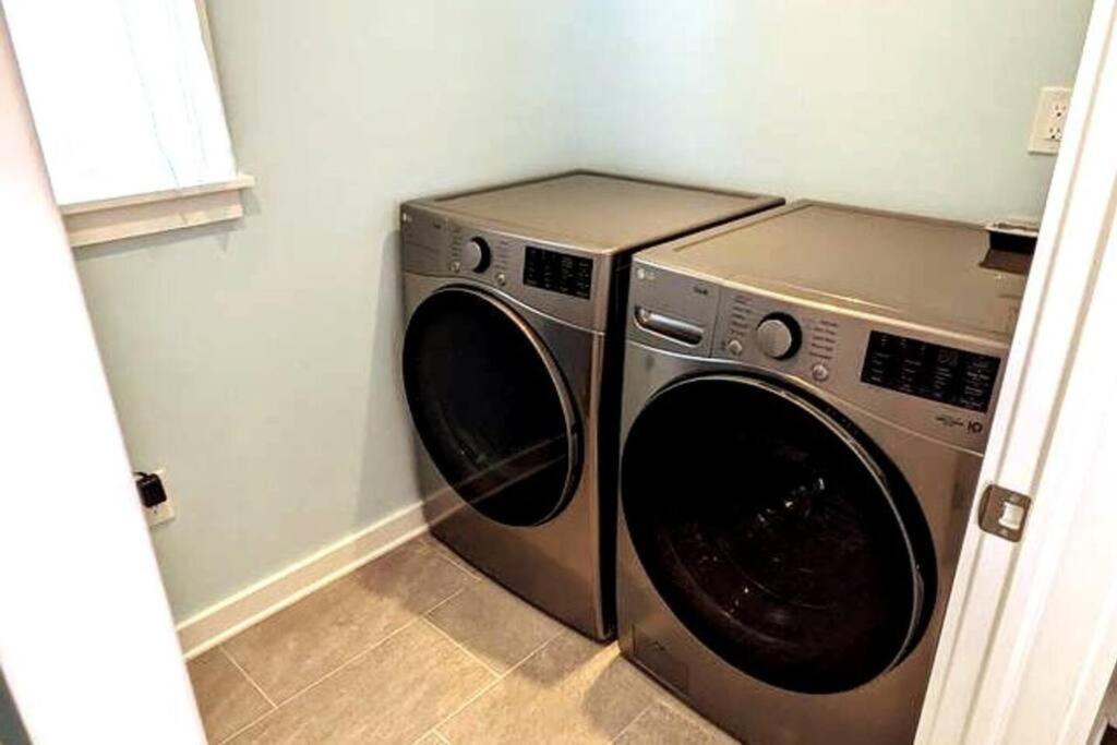 Walkable Elmwood Cottage, No Chores 2bath 2br 2car Holiday home Buffalo
