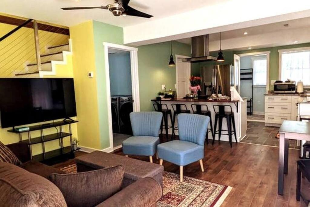 Walkable Elmwood Cottage, No Chores 2bath 2br 2car