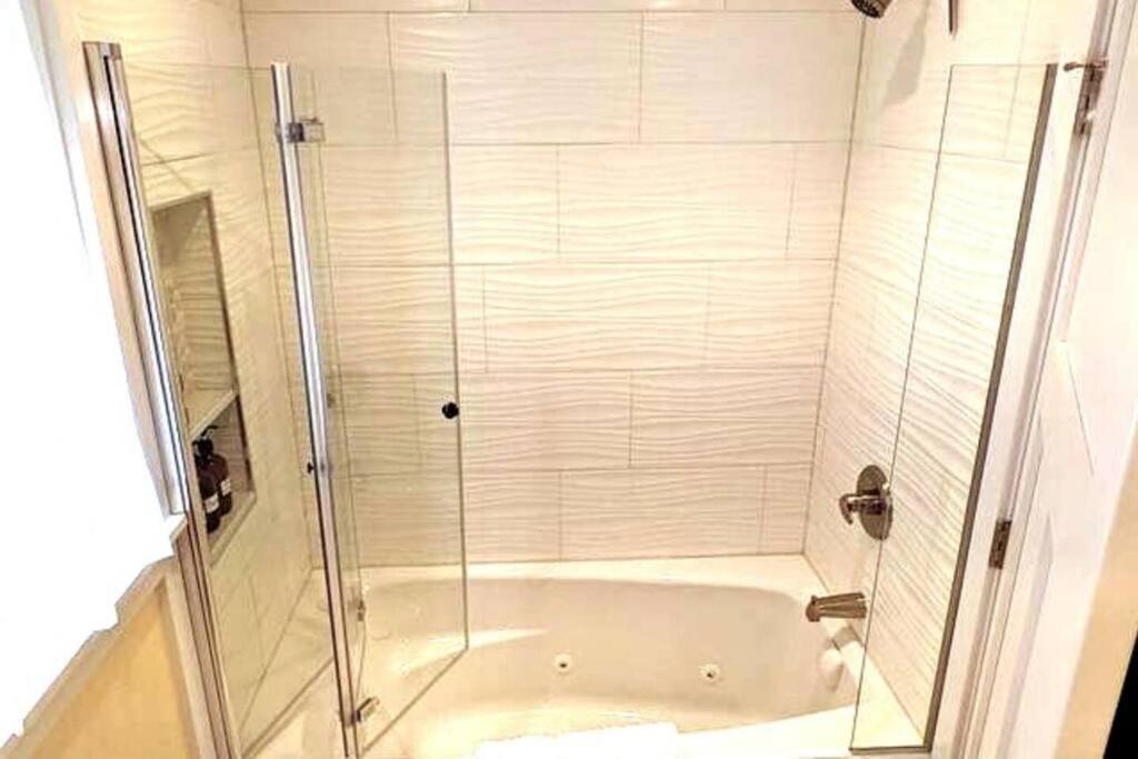 Walkable Elmwood Cottage, No Chores 2bath 2br 2car *