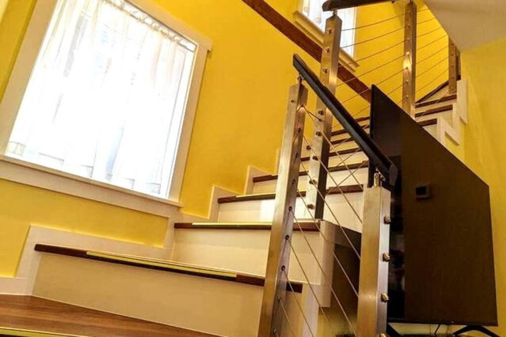 Walkable Elmwood Cottage, No Chores 2bath 2br 2car Holiday home *