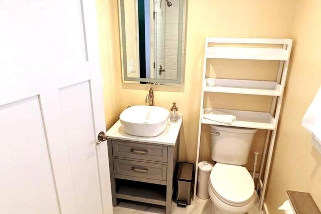 Walkable Elmwood Cottage, No Chores 2bath 2br 2car Holiday home Buffalo