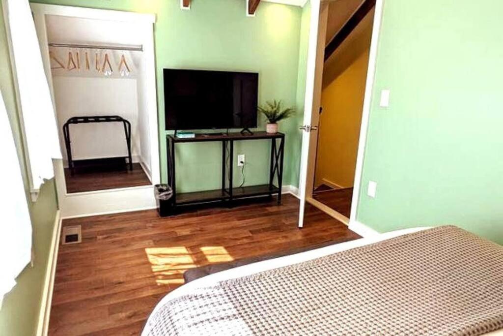 Holiday home Walkable Elmwood Cottage, No Chores 2bath 2br 2car Buffalo
