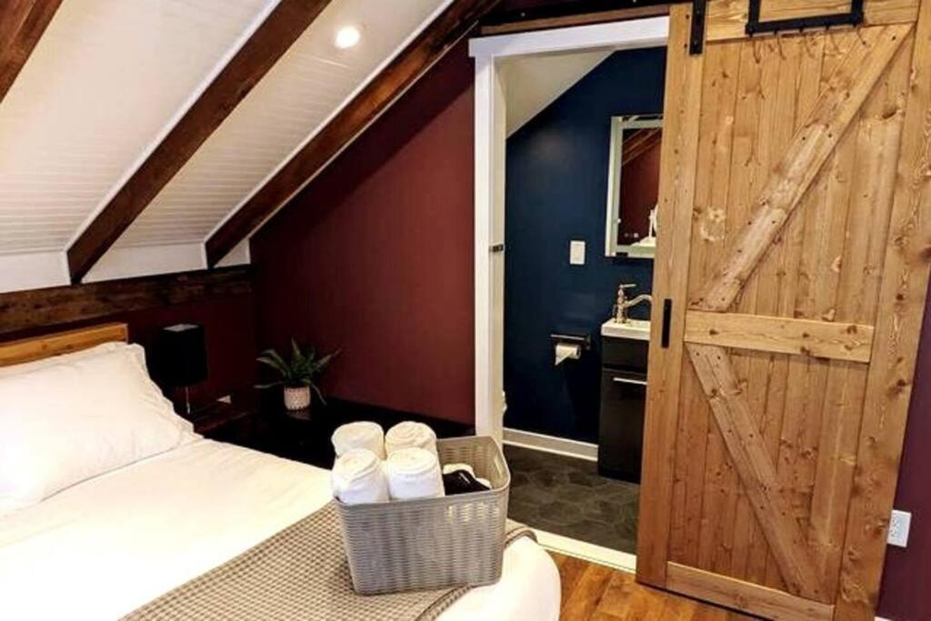Walkable Elmwood Cottage, No Chores 2bath 2br 2car Buffalo