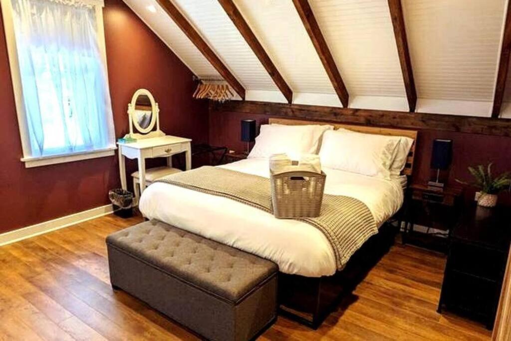 Walkable Elmwood Cottage, No Chores 2bath 2br 2car Holiday home