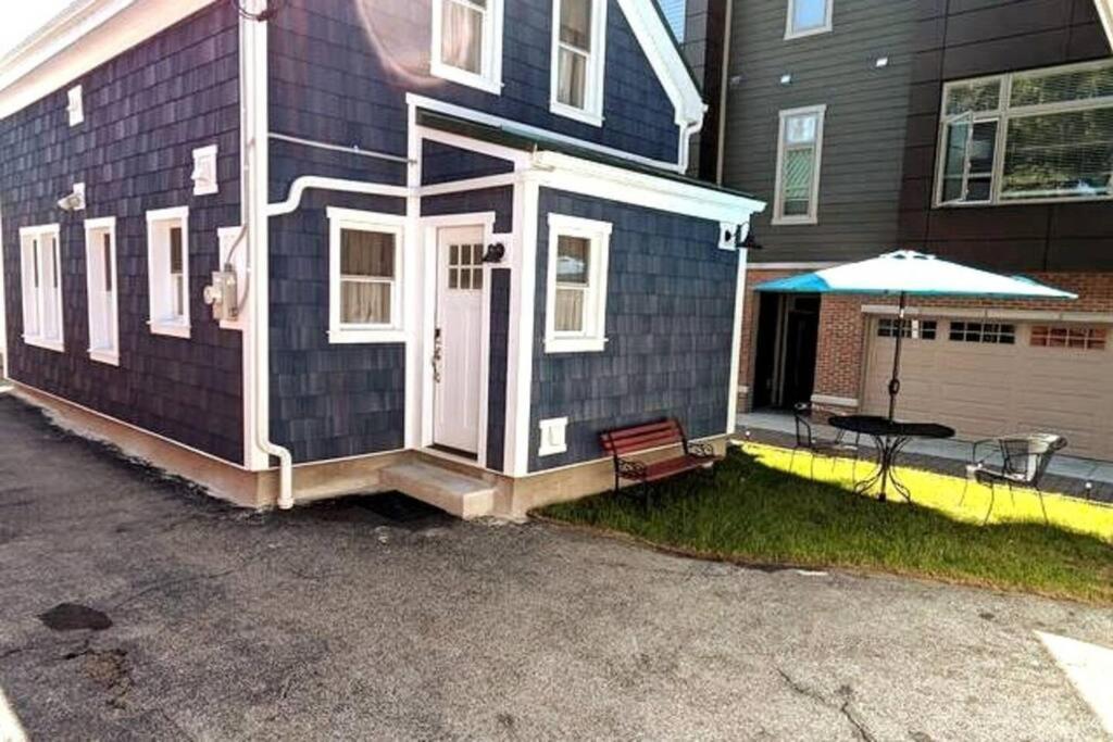 Walkable Elmwood Cottage, No Chores 2bath 2br 2car * Buffalo