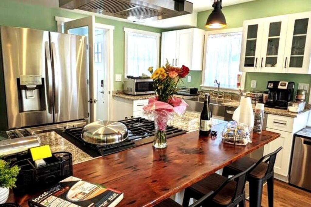 Walkable Elmwood Cottage, No Chores 2bath 2br 2car Buffalo